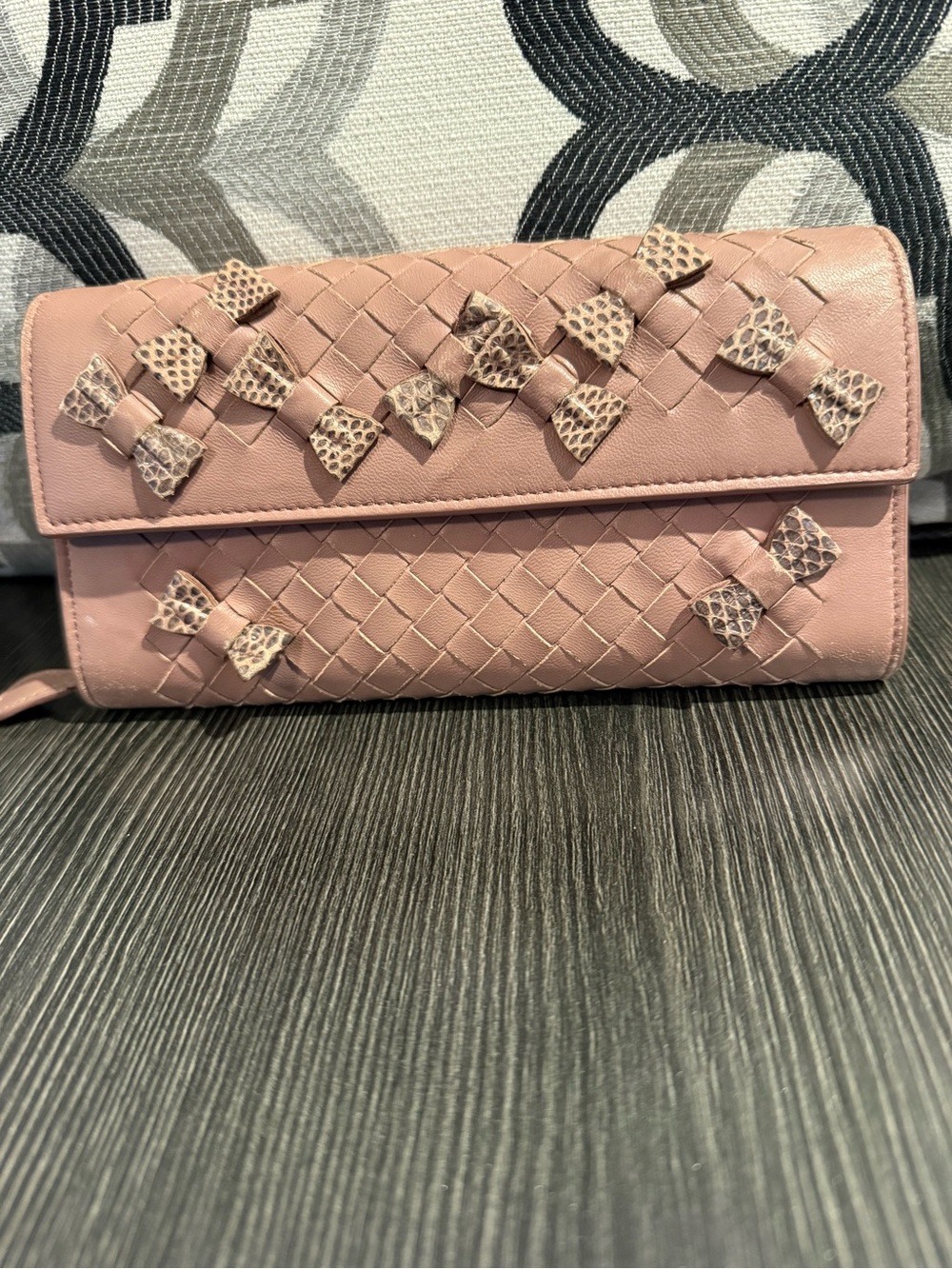 BOTTEGA VENETA BLUSH WOVEN LEATHER WITH PYTHON BOWS.